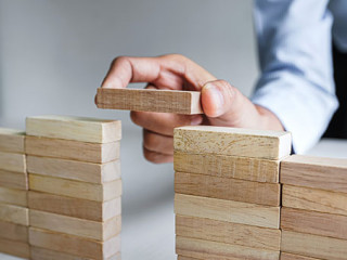 Anzugtraeger-Holzkloetze-Bruecke-386706905-AS-Freedomz