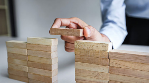 Anzugtraeger-Holzkloetze-Bruecke-386706905-AS-Freedomz