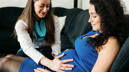 Hebamme-Schwangere-151199318-AS-Newman-Studio