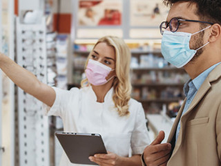 Apothekerin-Kunde-392616931-AS-Dusko