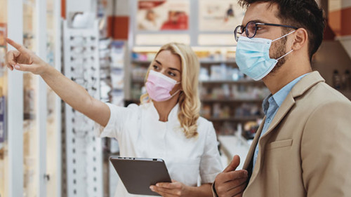 Apothekerin-Kunde-392616931-AS-Dusko