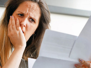 Frau-Brief-besorgt-206496213-AS-polack