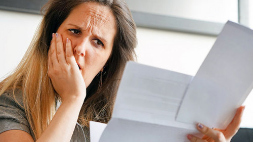 Frau-Brief-besorgt-206496213-AS-polack