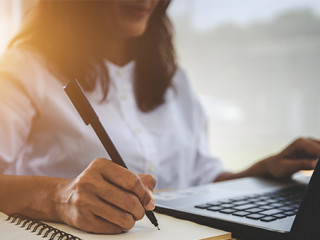 Frau-Laptop-Notizblock-237521842-AS-Urupong