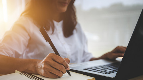 Frau-Laptop-Notizblock-237521842-AS-Urupong