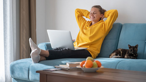 Frau-Laptop-Katze-333873427-AS-olezzo