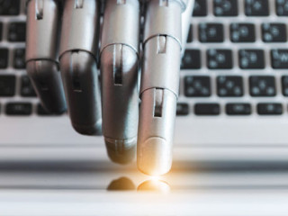 Roboter-Hand-Laptop-273421625-AS-sompong-tom