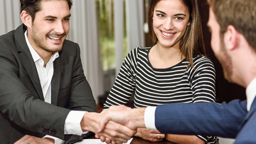 Paar-Anzugtraeger-Shake-Hands-81116709-AS-javiindy