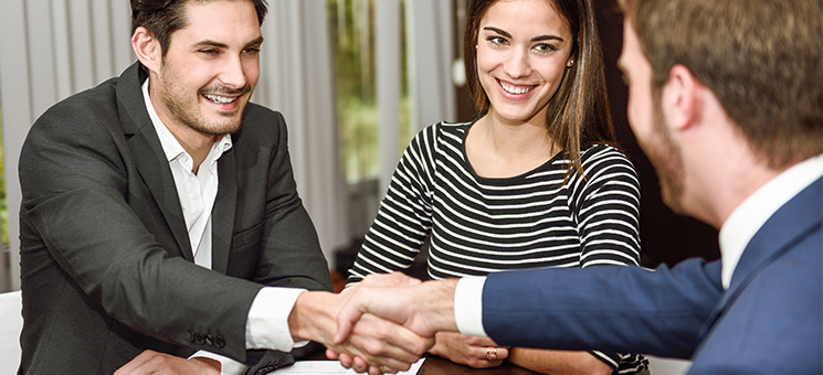 Paar-Anzugtraeger-Shake-Hands-81116709-AS-javiindy