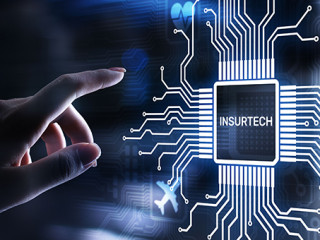 Hand-Insurtech-Leiterbahnen-389393449-AS-WrightStudio