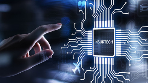 Hand-Insurtech-Leiterbahnen-389393449-AS-WrightStudio