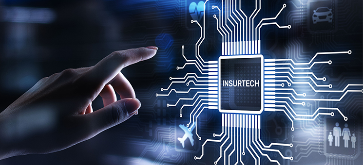 Hand-Insurtech-Leiterbahnen-389393449-AS-WrightStudio