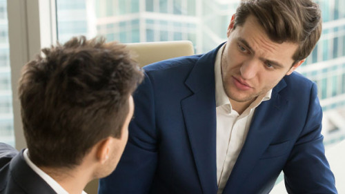 Anzugtraeger-Gespraech-166314927-AS-fizkes