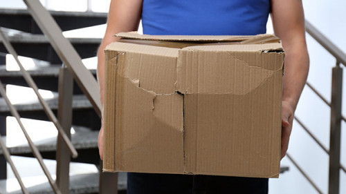 Lieferant-Paket-beschaedigt-323685068-AS-New-Africa