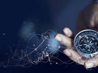 Anzugtraeger-Kompass-Boerse-379558913-AS-ipopba