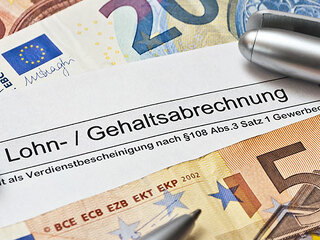 Lohnabrechnung-99520441-AS-Stockfotos-MG