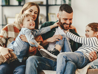 Familie-Sofa-318732794-AS-JenkoAtaman