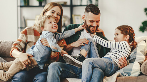 Familie-Sofa-318732794-AS-JenkoAtaman