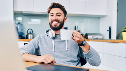 Mann-Laptop-Laecheln-325760573-AS-baranq