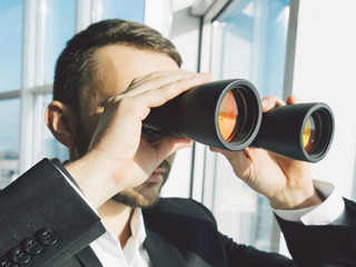 Anzugtraeger-Fernglas-132422168-AS-F8studio