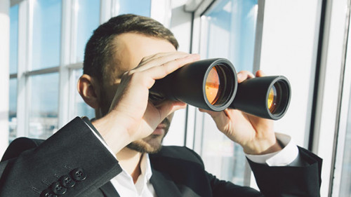 Anzugtraeger-Fernglas-132422168-AS-F8studio