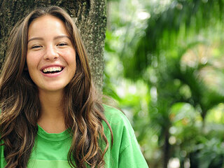 Junge-Frau-Wald-22890546-AS-mangostock