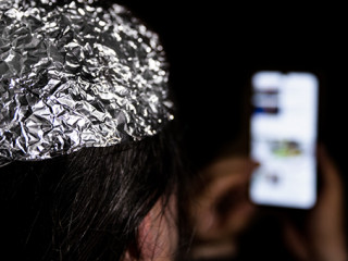 Person-Aluhut-Smartphone-352123487-AS-M-Doerr-und-M-Frommherz