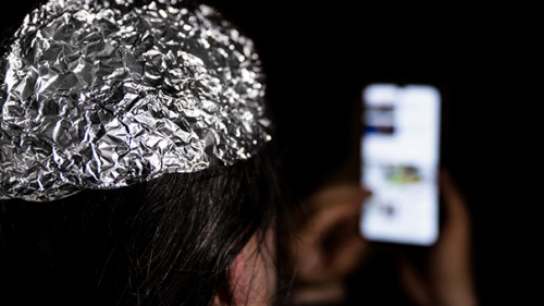 Person-Aluhut-Smartphone-352123487-AS-M-Doerr-und-M-Frommherz