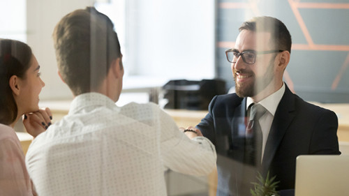 Paar-Bankberater-211827294-AS-fizkes