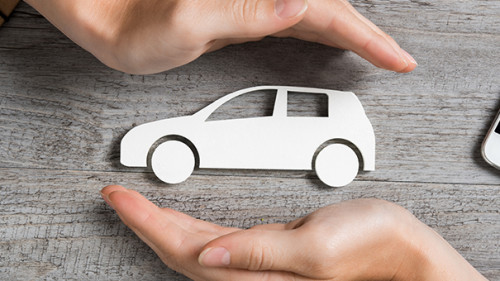 Haende-Papier-Auto-177732647-AS-Rido