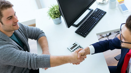 Anzugtraeger-Kunde-Handshake-150655156-AS-nenetus