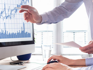 Anzugtraeger-Boersenkurs-169105562-AS-NicoElNino