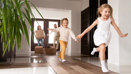 Familie-Einzug-246425586-AS-fizkes