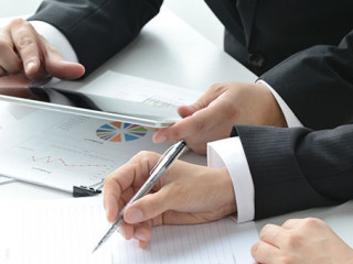 Anzugtraeger-Papier-Tablet-89610843-AS-takasu