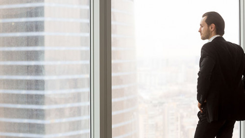 Anzugtraeger-Fenster-171016817-AS-fizkes