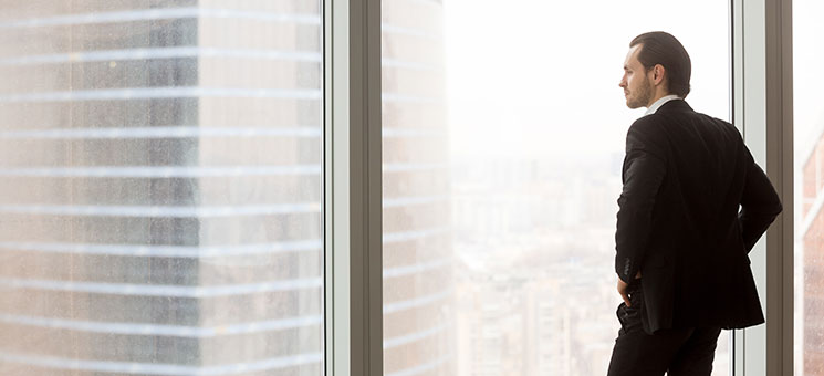 Anzugtraeger-Fenster-171016817-AS-fizkes