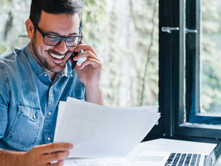 Mann-Telefon-Laptop-Papier-283781203-AS-Moon-Safari