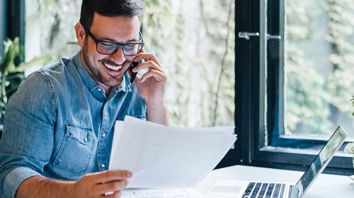 Mann-Telefon-Laptop-Papier-283781203-AS-Moon-Safari