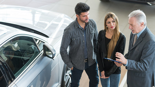 Autohaus-Paar-Verkaeufer-268785099-AS-Minerva-Studio