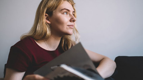 Frau-Zeitschrift-378139129-AS-GalakticDreamer