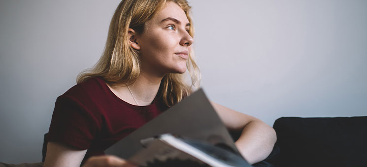 Frau-Zeitschrift-378139129-AS-GalakticDreamer