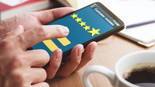 Haende-Smartphone-Bewertung-260663851-AS-tadamichi