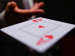 Anzugtraeger-wirft-Ass-344090450-AS-H-Ko