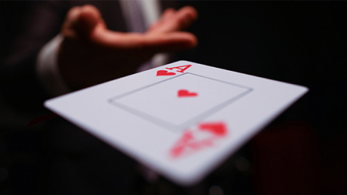 Anzugtraeger-wirft-Ass-344090450-AS-H-Ko