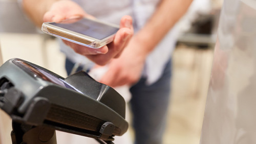 Bargeldlos-bezahlen-282645744-AS-Robert-Kneschke