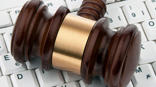 Hammer-auf-Tastatur-19010834-AS-Gina-Sanders