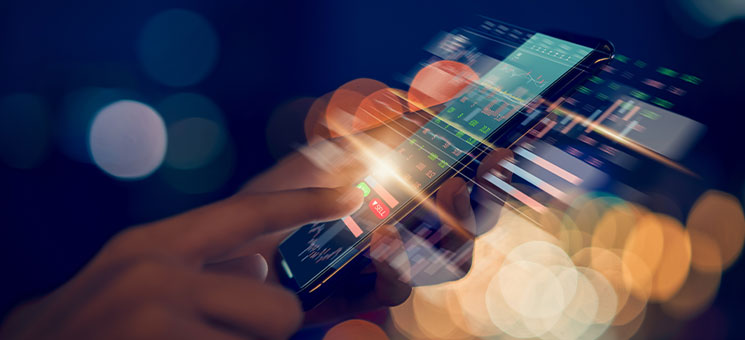 Hand-Smartphone-Boerse-303765617-AS-sitthiphong