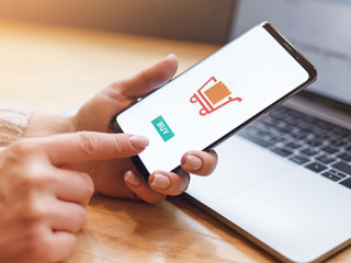 Hand-Laptop-Handy-Shopping-251831541-AS-VAKSMANV