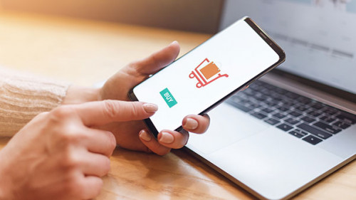 Hand-Laptop-Handy-Shopping-251831541-AS-VAKSMANV