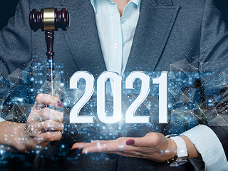Anzugtraegerin-Richterhammer-2021-379449832-AS-natali-mis